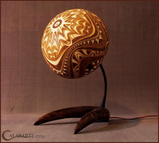 Elaborated patterns on gourds: extraordinary lamps by Calabarte