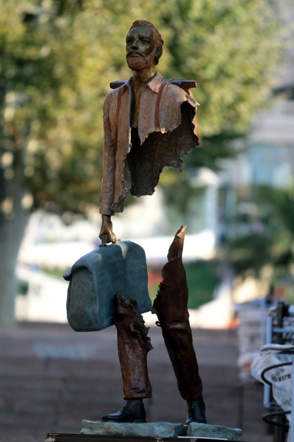 Les Voyageurs, bronze sculptures by Bruno Catalano