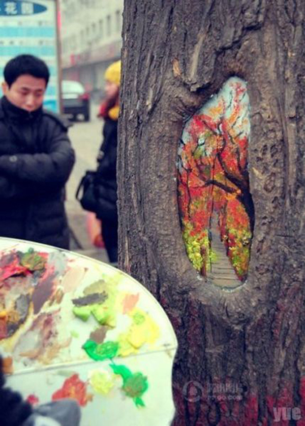 Wang Yu, painting on tree trunks