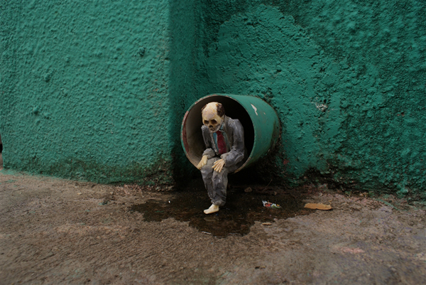 Miniature cement skeletons on the streets of Mexico by Isaac Cordal