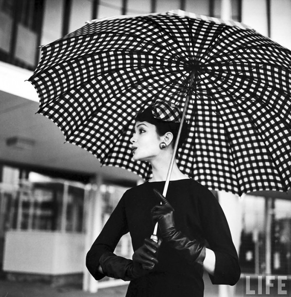Amazing black and white fashion photography by Nina Leen