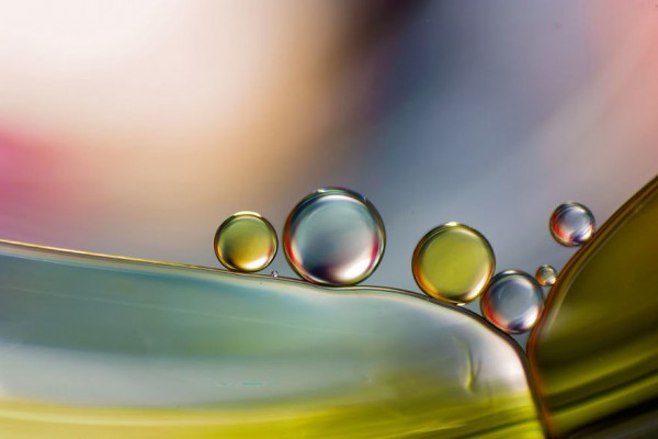 Linda photography: "I use oil and water to photograph abstract drops"