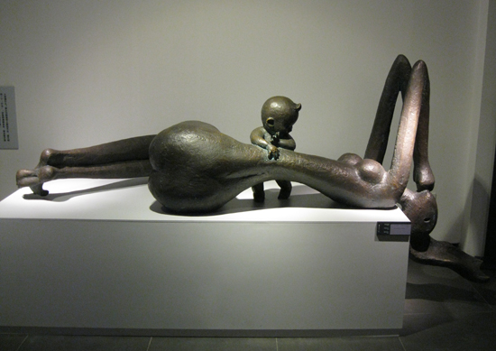 Mother and Child sculptures by Han Meilin