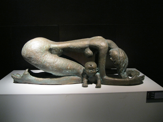 Mother and Child sculptures by Han Meilin