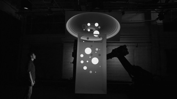 Mindblowing projection-mapping onto moving surfaces Box from Bot & Dolly 0
