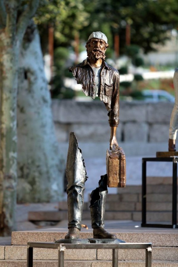 Les Voyageurs, bronze sculptures by Bruno Catalano