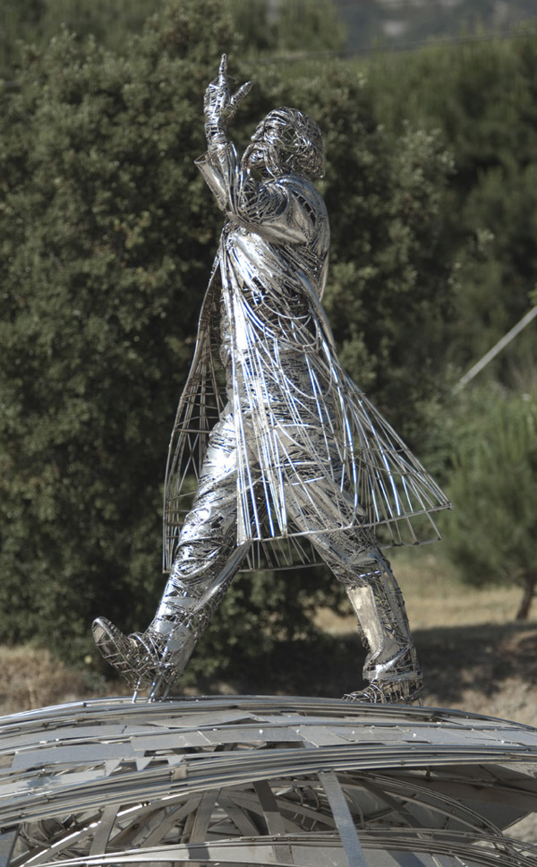 Figurative sculptures welded from steel scraps by Jordi Diez Fernandez