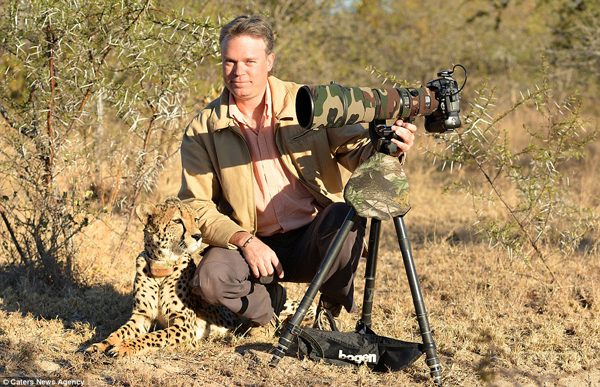 Photographer Chris Du Plessis and Mtombi the Cheetah