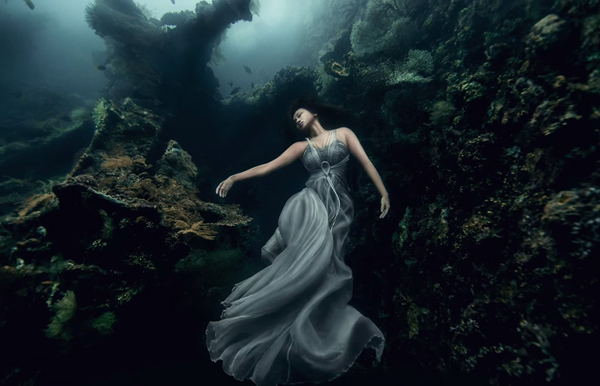 A surreal photoshoot on an underwater shipwreck in Bali
