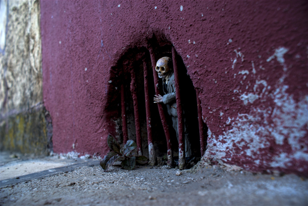 Miniature cement skeletons on the streets of Mexico by Isaac Cordal