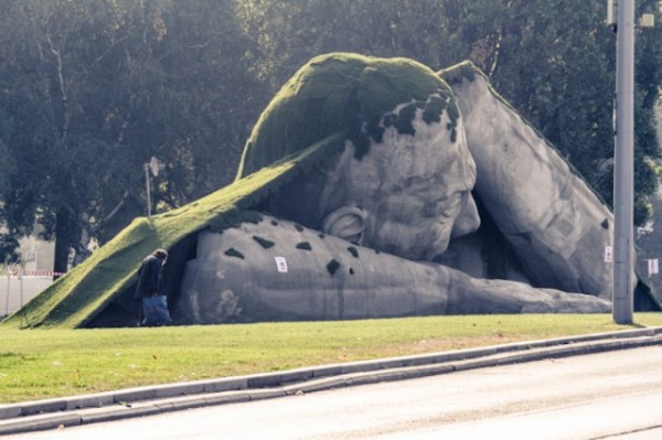 Feltépve, gigantic sculpture by Ervin Loránth Hervé