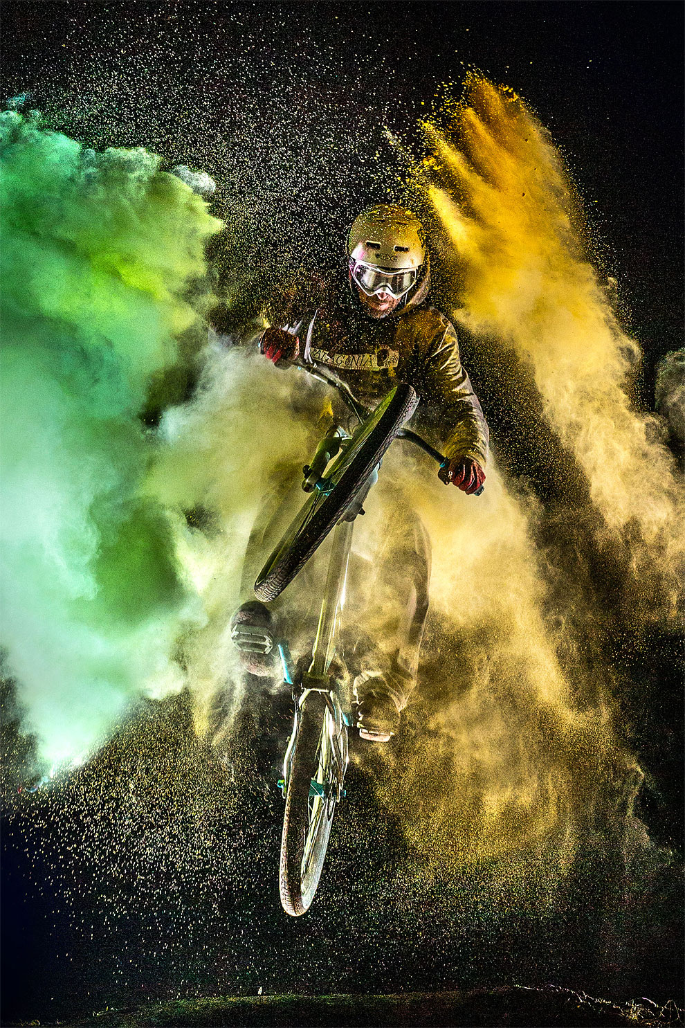 Stunning photos of daredevil bikers performing gravity-defying stunts ...