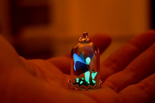 Glow in the dark, jewelry created by Manon Richard