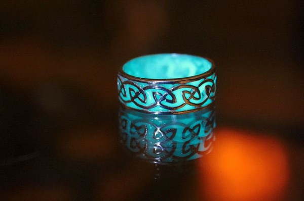 Glow in the dark, jewelry created by Manon Richard