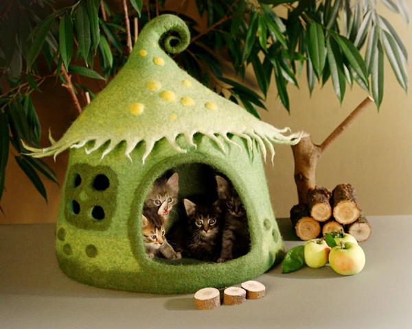 Fairytale felted houses for cats