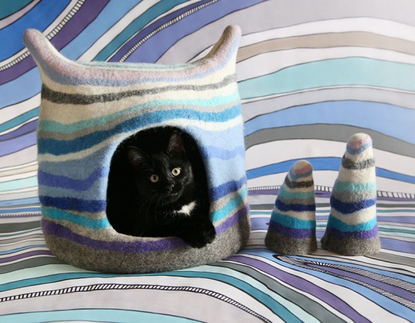 Fairytale felted houses for cats