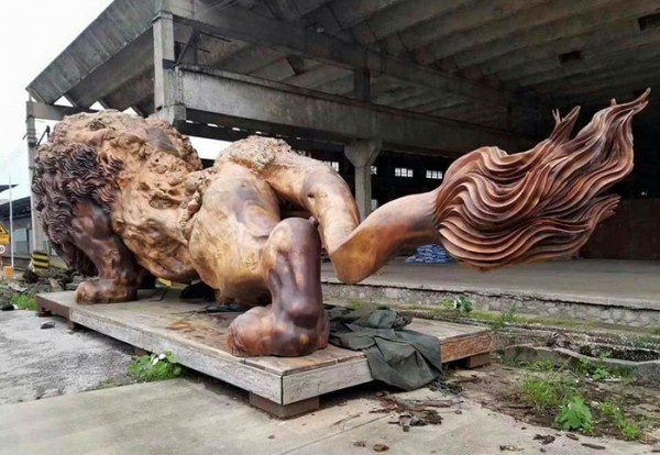 Giant lion carved from single tree by 20 people