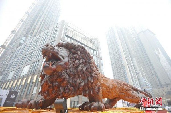 Giant lion carved from single tree by 20 people