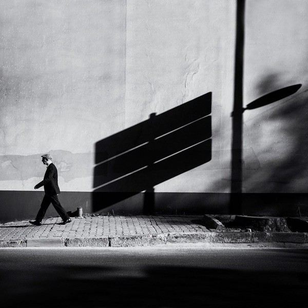 Minimal and atmospheric black and white urban scenes by Gül Yildiz